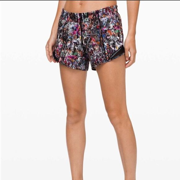 EUC Lululemon hotty hot 4” short vitalize multi black 4 lined - Picture 5 of 9